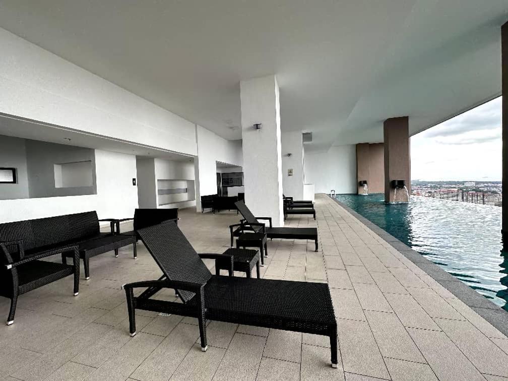 The Apple Premier Condo Three Bedroom In Melaka Екстер'єр фото